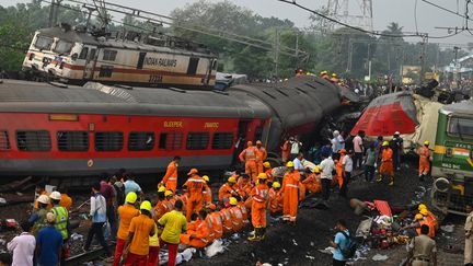 Un accident de trains près de Balasore en Inde a fait au moins 288 morts et 850 blessés, le 2 juin 2023. (DIBYANGSHU SARKAR / AFP)