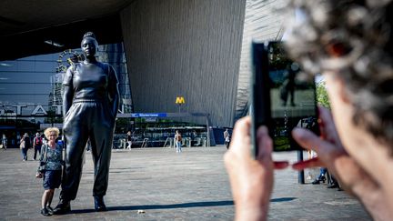 La statue d’une adolescente en jogging et baskets  devant la gare de Rotterdam (Pays-Bas). (ANP MAG)