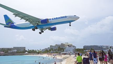 Un avion d'Air Cara&iuml;bes s'appr&ecirc;te &agrave; atterrir &agrave; l'a&eacute;roport de Saint-Martin, aux Cara&iuml;bes. (STEPHANE FRANCES  / ONLY WORLD / ONLY FRANCE / AFP)