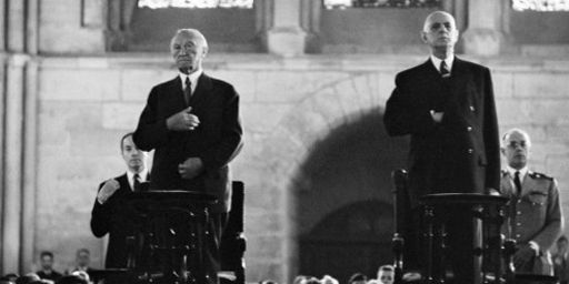 Le chancelier ouest-allemand Konrad Adenauer et le président français Charles de Gaulle assistant à une messe dans la cathédrale de Reims le 8 juillet 1962. (AFP - STF)