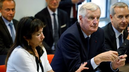 Le nouveau Premier ministre Michel Barnier s'est entretenu avec des membres du SAMU de Paris, à l'hôpital Necker à Paris, pour sa première visite officielle le 7 septembre 2024. (LUDOVIC MARIN / AFP)