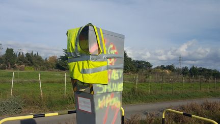 Un radar vandalisé par des "gilets jaunes" près de Perpignan (Pyrénées-Orientales), novembre 2018. (SÉBASTIEN BERRIOT / FRANCE-BLEU ROUSSILLON)