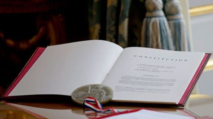 &nbsp; (la Constitution française exposée au palais de l'Elysée en octobre. © Maxppp)