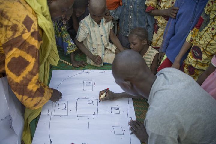 Réunion de sensibilisation de la population dans un village de la région de Koulikouro, au Mali, 2009. 


 (Harandane Dicko/Unicef Mali)