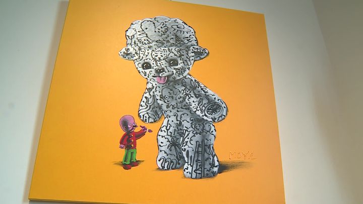 Peluche et Pinocchio, deux personnages récurrents de l'univers de Patrick Moya. (France 3 Lorraine)