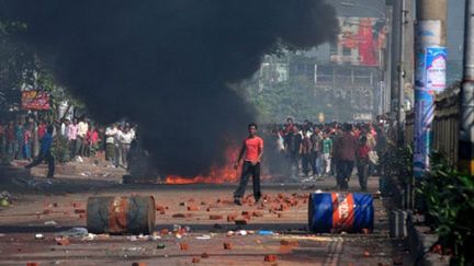 Manifestation des ouvriers de la confection à Chittagong (Bangladesh), le 12 décembre 2010 (AFP / Stringer)