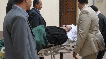 Hosni Moubarak arrive &agrave; son proc&egrave;s sur une civi&egrave;re au Caire le 5 janvier 2012. (AFP)