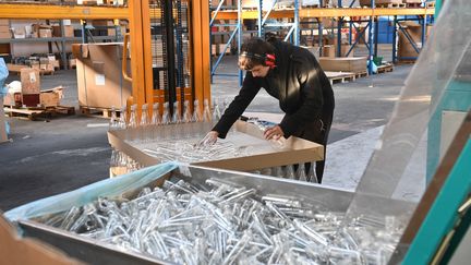 Un ouvrier travaille dans une industrie. (XAVIER LEOTY / AFP)