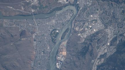 La ville de&nbsp;Kamloops (Canada) vue de l'espace, le 24 juin 2018. (MAXPPP)