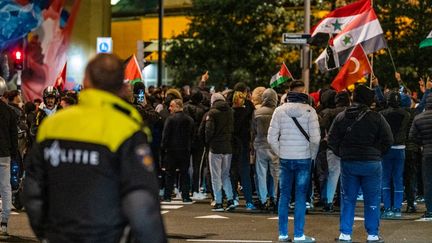 La police encadre une manifestation de soutien aux Palestiniens à La Haye (Pays-Bas), le 17 octobre 2023. (JOSH WALET / ANP MAG / AFP)