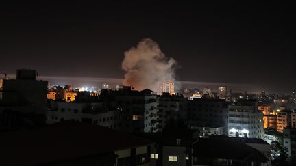 De la fumée s'échappe de la ville de Gaza, le 5 mai 2019, après un bombardement israélien dans l'enclave palestinienne.&nbsp; (MUSTAFA HASSONA / ANADOLU AGENCY)