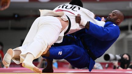 Le moment précis où&nbsp;Teddy Riner commet une erreur et se fait&nbsp;éliminer par le Russe&nbsp;Tamerlan Bashaev, en quart de finale des plus de 100 kilos des JO de Tokyo, le 30 juillet 2021. (FRANCK FIFE / AFP)