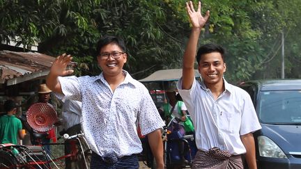 Les journalistes de Reuters Wa Lone et Kyaw Soe Oo sortent de prison après une grâce présidentielle, le 7 mai 2019 à Rangoun (Birmanie).&nbsp; (STR / AFP)