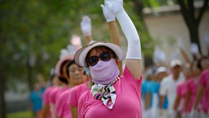 S&eacute;ance d'exercices dans un parc de P&eacute;kin (Chine), le 18 ao&ucirc;t 2014. (WANG ZHAO / AFP)