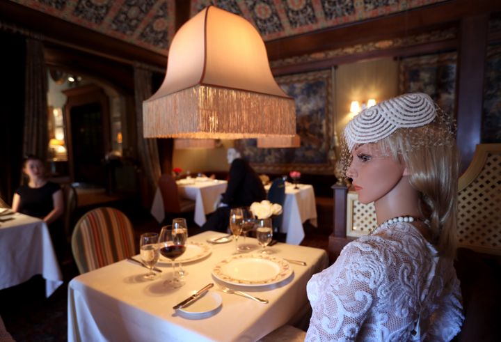 Un mannequin en costume des années 1940 dans le restaurant The Inn&nbsp;at&nbsp;Little Washington, à Washington (Virginie, Etats-Unis). (WIN MCNAMEE / GETTY IMAGES NORTH AMERICA / AFP)