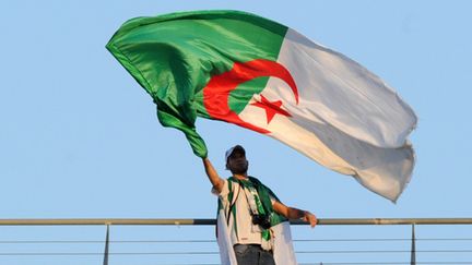 Un supporter algérien agite son drapeau 