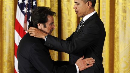 Le pr&eacute;sident am&eacute;ricain Barack Obama remet &agrave; Al Pacino la m&eacute;daille des Arts lors d'une c&eacute;r&eacute;monie &agrave; la Maison Blanche &agrave; Washington, le 13 f&eacute;vrier 2012. (JASON REED / REUTERS)