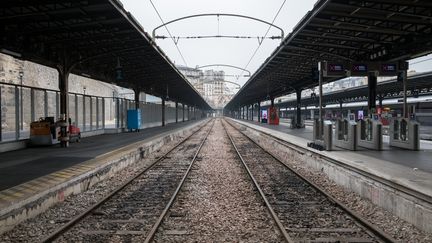 Les quais de la gare de l'Est sont complètement vides, jeudi 5 décembre 2019 à Paris. (SEVERINE CARREAU / HANS LUCAS / AFP)