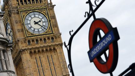 Deux des symboles de Londres: Big Ben et le métro, le plus vieux du monde