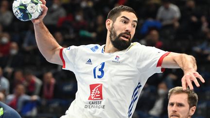 Nikola Karabatic lors de la demi-finale du championnat d'Europe de handball, entre la France et la Suède, le 28 janvier 2022. (ATTILA KISBENEDEK / AFP)