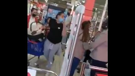 Sur une vidéo postée sur les réseaux sociaux le 3 juin, une cliente profère des injures&nbsp;racistes&nbsp;à l'encontre d'une caissière d'un magasin Carrefour d'Annemasse (Haute-Savoie). (CAPTURE D'ÉCRAN)