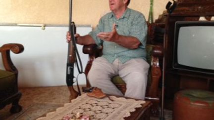 Nick Nell, 70 ans, fermier au sud de Joburg. Il a été agressé à de multiples reprises. Sa ferme est devenue un bunker avec caméras de surveillance et clôture électrique. Il sort rarement sans son fusil et son pistolet. Les fermiers meurent 3 fois plus de meurtre que les autres citoyens, et sont deux fois plus agressés que les policiers. (Stéphane Dubun)