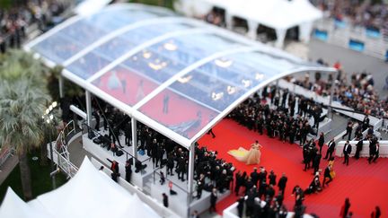 Une vue plongeante sur le tapis rouge et les marches du palais des festivals, le 15 mai 2018 à Cannes (VALERY HACHE / AFP)