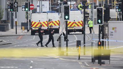 La police patrouille&nbsp;au lendemain de l'attentat perpétré&nbsp;à Manchester (Royaume-Uni), le 23 mai 2017. (OLI SCARFF / AFP)