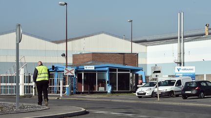 Un employé d'Ascoval, devant l'entreprise, le 5 novembre 2018, sur le site de Saint-Saulve, dans le Nord. (FRANCOIS LO PRESTI / AFP)