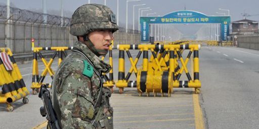 Soldat sud-coréen à un poste de contrôle de la zone démilitarisée entre les deux Corées, le 3 avril 2013. (AFP - JUNG YEON-JE)