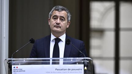 Nouveau ministre de la Justice, Gérald Darmanin s'exprime lors de la passation de pouvoir, à Paris le 24 décembre 2024. (JULIEN DE ROSA / AFP)