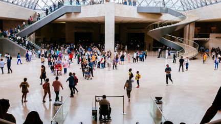 Les visiteurs du musée du Louvre au point de rendez-vous du hall, sous la grande pyramide. (RAQUEL MARIA CARBONELL PAGOLA / LIGHTROCKET)