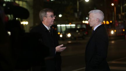 Jim Watson (à gauche) lors d'une interview avec Anderson Cooper pour CNN, le 22 octobre 2014 (MIKE CARROCCETTO / GETTY IMAGES NORTH AMERICA)