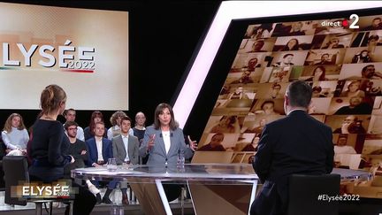 La candidate socialiste à l'élection présidentielle, Anne Hidalgo, sur le plateau de l'émission "Elysée 2022" de France 2, le 17 mars 2022.&nbsp; (FRANCE 2)