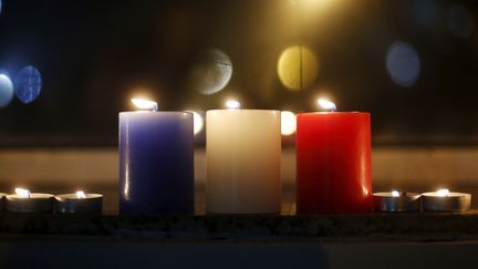 Des bougies aussi mais bleu blanc et rouge, devant l'ambassade de France à Séoul (Corée du Sud), samedi 14 novembre 2015. (KIM HONG-JI / REUTERS)