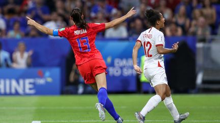 Alex Morgan célèbre son but en demi-finale de la Coupe du monde féminine de football, le 2 juillet 2019 à Lyon.&nbsp; (VANESSA CARVALHO / BRAZIL PHOTO PRESS / AFP)