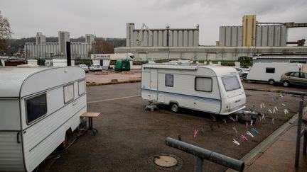 Des caravanes de gens du voyage installées sur un parking près de l'usine Lubrizol, à Sotteville-lès-Rouen (Seine-Maritime), le 3 décembre 2020. (SAMEER AL-DOUMY / AFP)