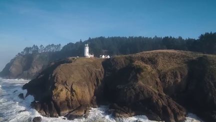 Au nord de la façade ouest américaine, des navires patrouillent dans l’une des zones les plus dangereuses de la planète : on l’appelle “le cimetière du Pacifique”. Immersion. (franceinfo)