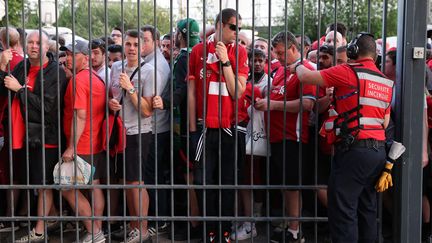 Des supporters de Liverpool à l'extérieur du Stade de France, à Saint-Denis, lors de la finale de la Ligue des champions face au Real Madrid, le 28 mai 2022.
 (THOMAS COEX / AFP)