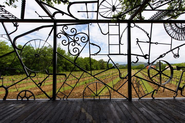 La nouvelle oeuvre en fer forgé du chanteur américain Bob Dylan intitulée "Rail Car" installée dans les vignes du Château La Coste. (CLEMENT MAHOUDEAU / AFP)