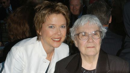 L'actrice Annette Bening (G) et la romanci&egrave;re Harper Lee (D), lors d'un d&icirc;ner en l'honneur de l'auteure de "Ne tirez pas sur l'oiseau moqueur" en 2005 &agrave; Los Angeles (Californie). (STEPHEN SHUGERMAN / GETTY IMAGES NORTH AMERICA / AFP)