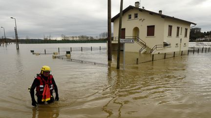 Un pompier inspecte un quartier inondé de Peyrehorade (Landes), le 14 décembre 2019. (GAIZKA IROZ / AFP)