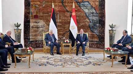 Le président égyptien, Abdel Fattah Al-Sissi, lors d'une rencontre avec le président palestinien, Mahmoud Abbas, le 1er février 2020, au palais présidentiel du Caire. (EGYPTIAN PRESIDENCY / AFP)