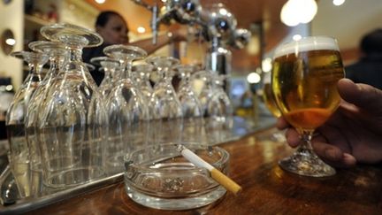 Une cigarette dans le cendrier d'un bar madrilène (21 octobre 2010) (AFP/DOMINIQUE FAGET)