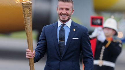 David Beckham ramène la flamme au Royaume-Unis, le 18 mai 2012. (CARL COURT / AFP)