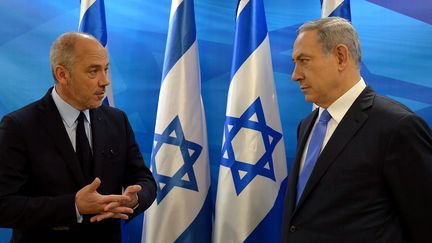 Le PDG d'Orange, St&eacute;phane Richard (&agrave; gauche), et le Premier ministre isra&eacute;lien,&nbsp;Benyamin N&eacute;tanyahou, le 12 juin 2015, &agrave; J&eacute;rusalem (Isra&euml;l). (ISRAELI PRESS OFFICE / ANADOLU AGENCY / AFP)