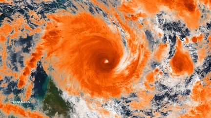 Vue satellite du cyclone tropical Ita qui a frapp&eacute;, le 12 avril 2014, l'est de l'Australie.&nbsp; (NOAA / REUTERS)