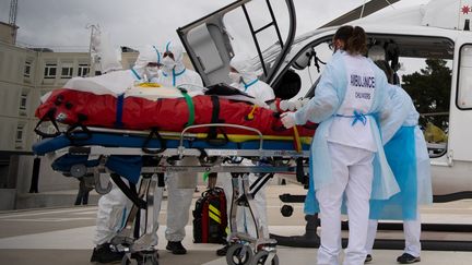 Le transfert d'un patient atteint de Covid-19 par hélicoptère, le 14 mars 2021. (LOIC VENANCE / AFP)