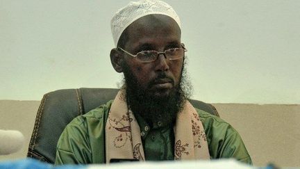 L'ancien chef adjoint et porte-parole du groupe Shebab affilié à Al-Qaïda, Cheikh Mukhtar Robow, également connu sous le nom d'Abou Mansur, lors d'un entretien avec des journalistes, le 15 août 2017 à Mogadiscio. (MOHAMED ABDIWAHAB/AFP )