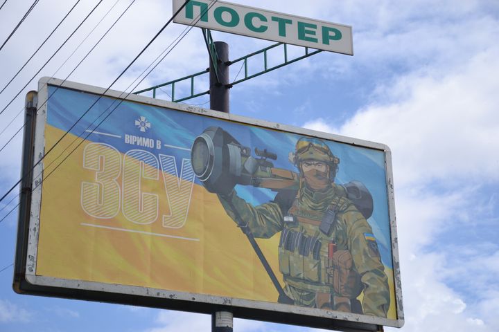 Une affiche à l'entrée de Sloviansk, ville de l'est de l'Ukraine ciblée par l'armée russe, affirme "Sloviansk, c'est l'Ukraine", le 14 juillet 2022 (VALENTIN DUNATE / RADIO FRANCE)